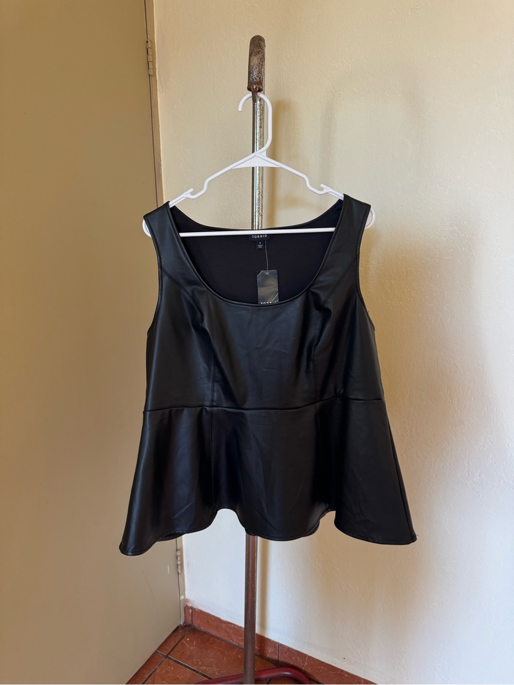 NWT Torrid Black Faux Leather Peplum Top – Size 1X